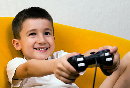 A mio figlio piace guardare la televisione o giocare al computer, potrebbero nuocergli?